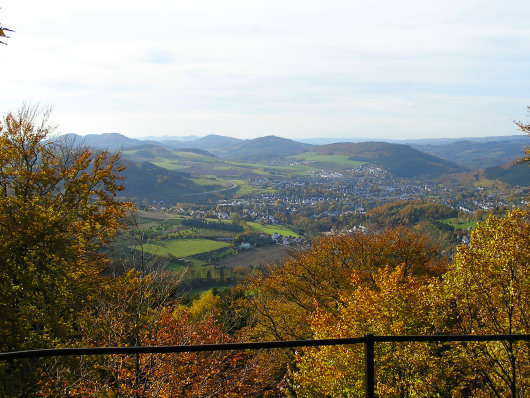Blick von der Kapelle auf Olsberg und ins westliche Hochsauerland.